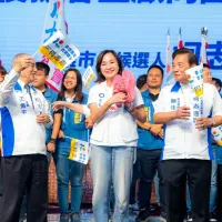 市長候選人柯志恩舉辦各界後援會暨顧問團授旗大會,集結超過30個後援會、約3500名支持者,展現藍營整合地方組織、全力衝刺選戰的氣勢。競選總部主委、前立法院長王金平親自站台。(圖/柯志恩競總提供) 市長候選人柯志恩舉辦各界後援會暨顧問團授旗大會,集結超過30個後援會、約3500名支持者,展現藍營整合地方組織、全力衝刺選戰的氣勢。競選總部主委、前立法院長王金平親自站台。(圖/柯志恩競總提供)