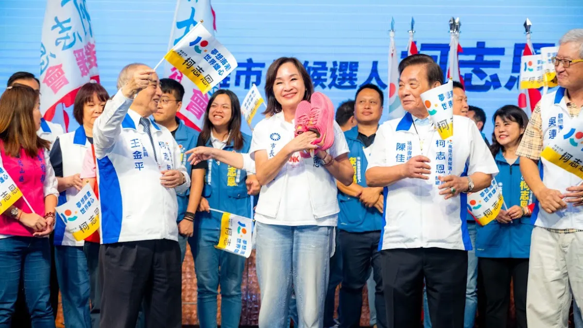 市長候選人柯志恩舉辦各界後援會暨顧問團授旗大會,集結超過30個後援會、約3500名支持者,展現藍營整合地方組織、全力衝刺選戰的氣勢。競選總部主委、前立法院長王金平親自站台。(圖/柯志恩競總提供)