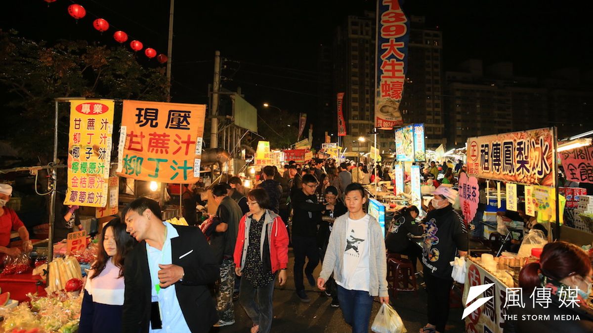 中市六家夜市停止營業,被擴大解讀為台中經濟與觀光衰退,中市府除以數據澄清,並強調夜市文化已趨向市場競爭,業者必須選擇持續精進或自動退場,經發局也已有升級為「攤販集中區」等對應輔導機制。(圖/曾家祥攝) 中市六家夜市停止營業,被擴大解讀為台中經濟與觀光衰退,中市府除以數據澄清,並強調夜市文化已趨向市場競爭,業者必須選擇持續精進或自動退場,經發局也已有升級為「攤販集中區」等對應輔導機制。(圖/曾家祥攝)