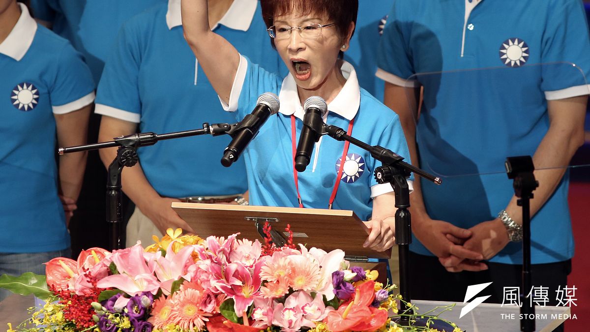 國民黨總統參選人洪秀柱20日表示,她接下了不在她預想當中的千斤重擔,但既然上天做了決定,她會義無反顧、勇往直前。圖為19日國民黨全代會。(吳逸驊攝) 國民黨總統參選人洪秀柱20日表示,她接下了不在她預想當中的千斤重擔,但既然上天做了決定,她會義無反顧、勇往直前。圖為19日國民黨全代會。(吳逸驊攝)