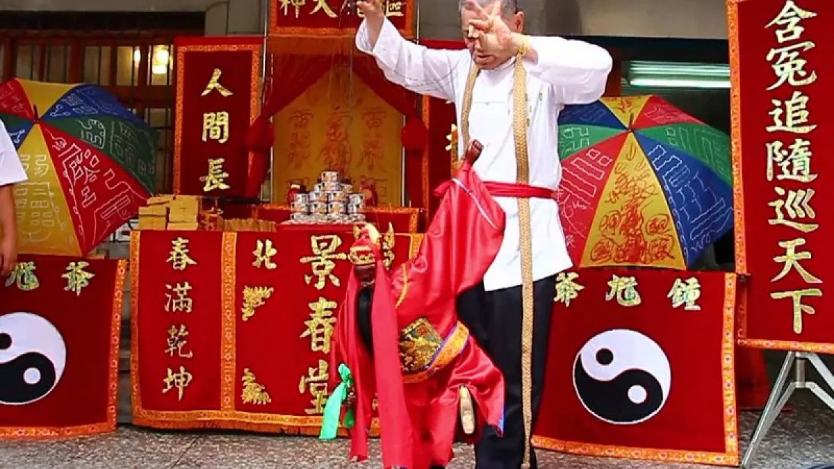 林金鍊師父是少數用懸絲傀儡跳鍾馗的法師。(視頻截圖)