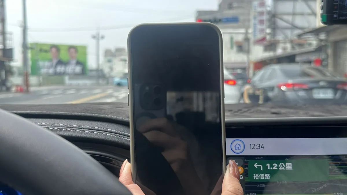 愛車大小事 - 車用手機架怎麼選 ?
