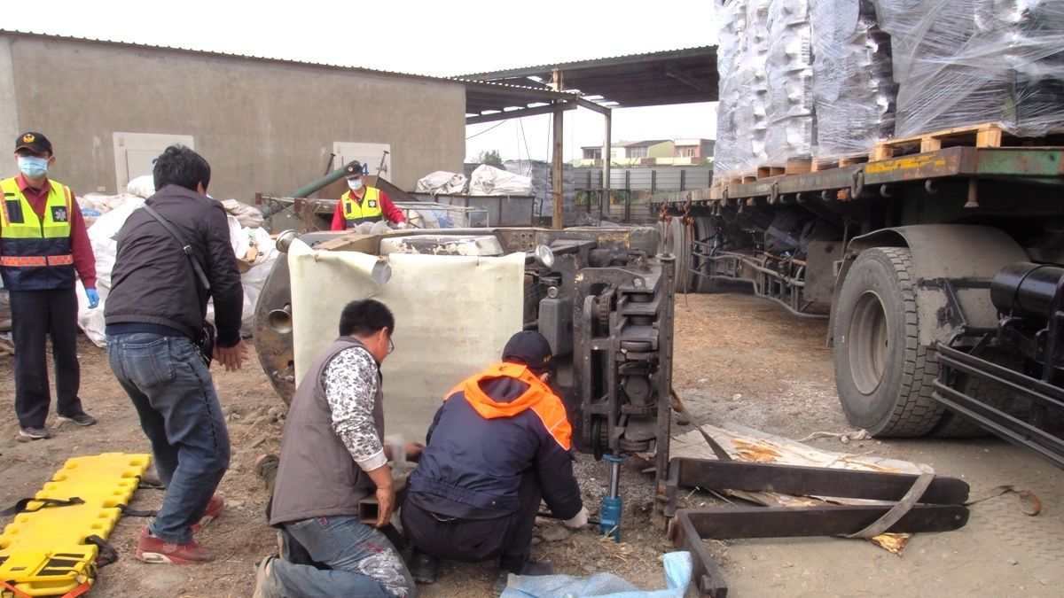 堆高機陷沙堆翻車 司機慘遭重壓身亡 堆高機陷沙堆翻車 司機慘遭重壓身亡