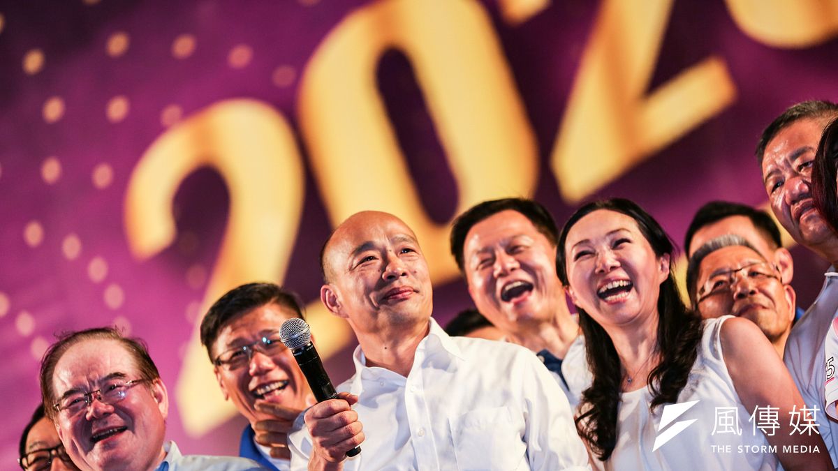 國民黨總統參選人韓國瑜(中)8日晚間在三重幸福水漾公園造勢,周邊的天橋、河堤,連三重捷運站內外皆被支持者擠爆,以大團結氣勢粉碎「換瑜」謠言。(資料照,簡必丞攝) 國民黨總統參選人韓國瑜(中)8日晚間在三重幸福水漾公園造勢,周邊的天橋、河堤,連三重捷運站內外皆被支持者擠爆,以大團結氣勢粉碎「換瑜」謠言。(資料照,簡必丞攝)