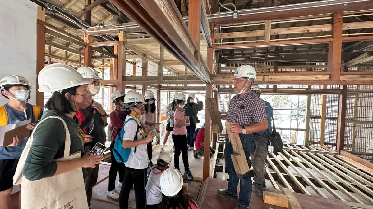 屏東縣政府落實文化資產教育扎根,讓學童走入歷史建築修復現場,拉近教育學習與在地歷史文化。(圖/屏東縣政府文化處提供)
