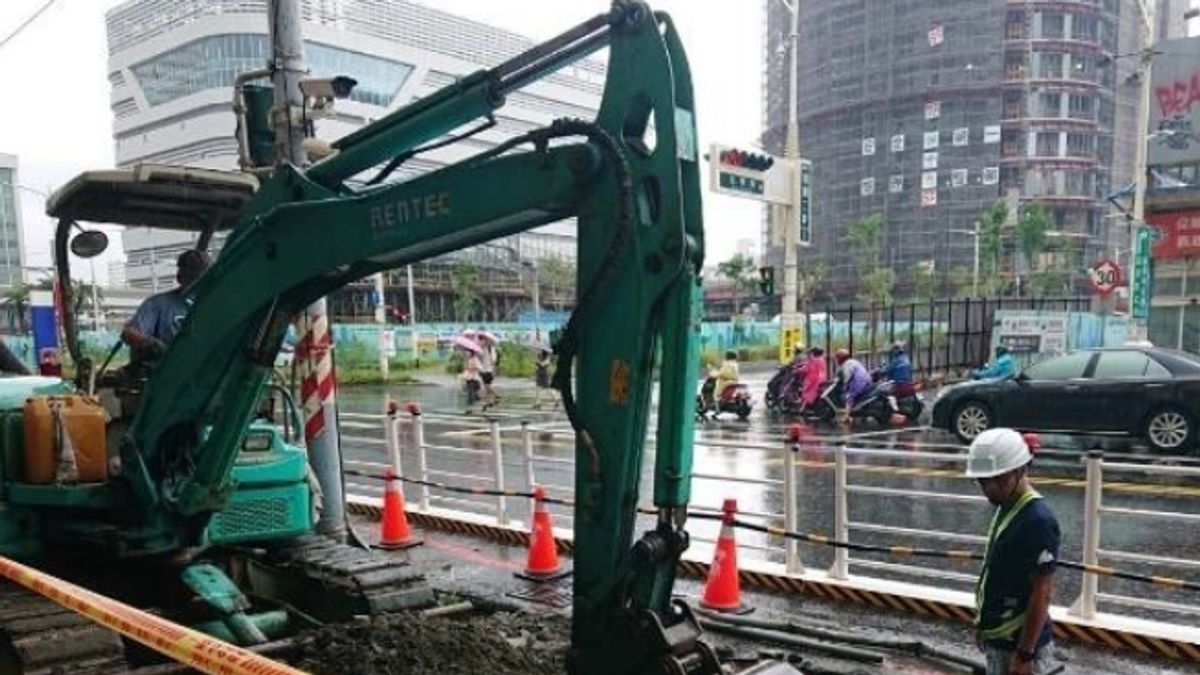 建國路的人潮日益增加,為提供安全、順暢、舒適的通行空間,市府針對站前建國二、三路進行人行環境改善。(圖/高市工務局提供) 建國路的人潮日益增加,為提供安全、順暢、舒適的通行空間,市府針對站前建國二、三路進行人行環境改善。(圖/高市工務局提供)