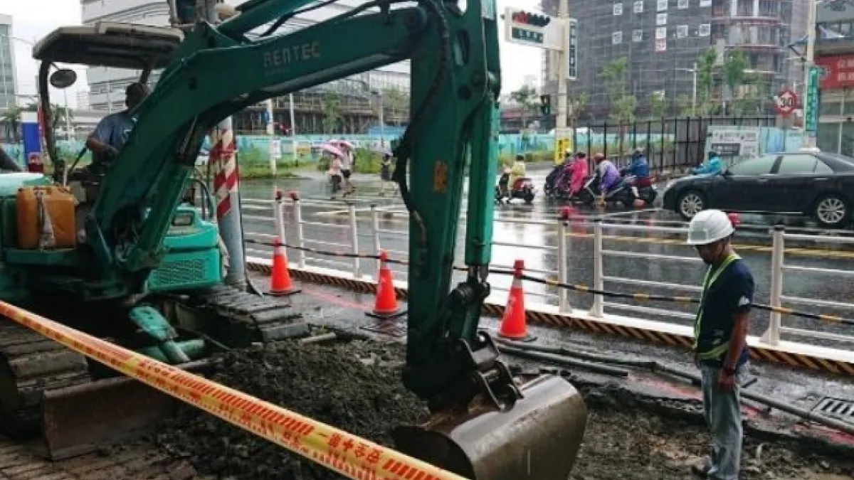 建國路的人潮日益增加,為提供安全、順暢、舒適的通行空間,市府針對站前建國二、三路進行人行環境改善。(圖/高市工務局提供)