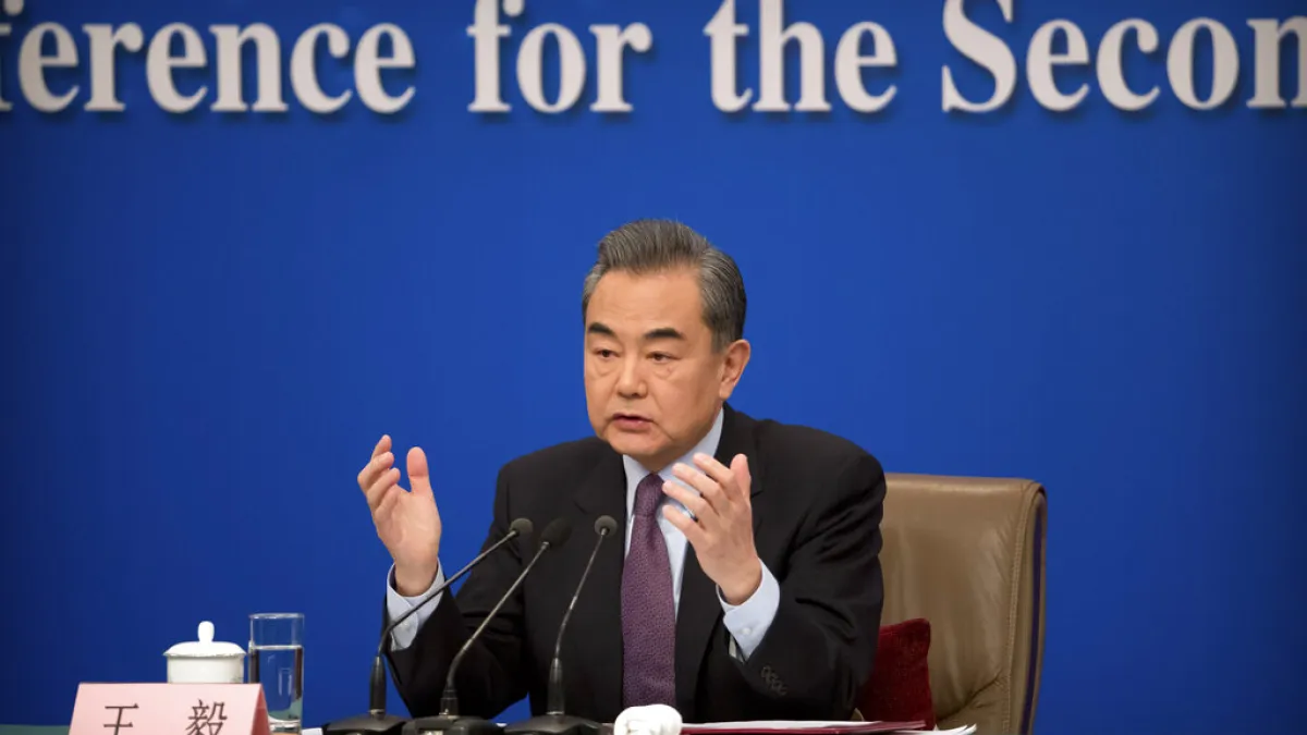 中國外交部長王毅八日出席全國人大記者會,一一回答記者針對中美關係提出的數個問題。(美聯社)