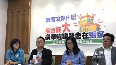 民進黨立委蘇治芬(左一)今(18)日與民進黨團幹事長管碧玲(右二)、民進黨團書記長李俊俋(右一)共同召開記者會,質疑張榮味家族的農舍問題。(黃信維攝)