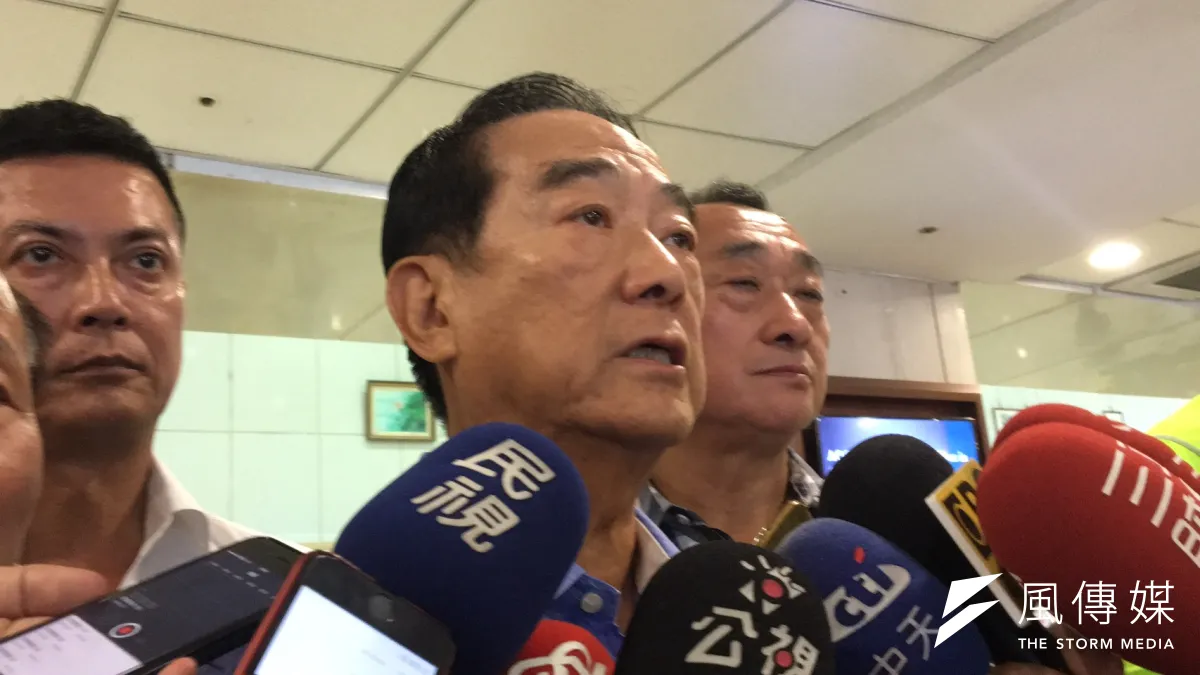 親民黨主席宋楚瑜到醫院探視親民黨副秘書長、監委被提名人劉文雄。(周怡孜攝)