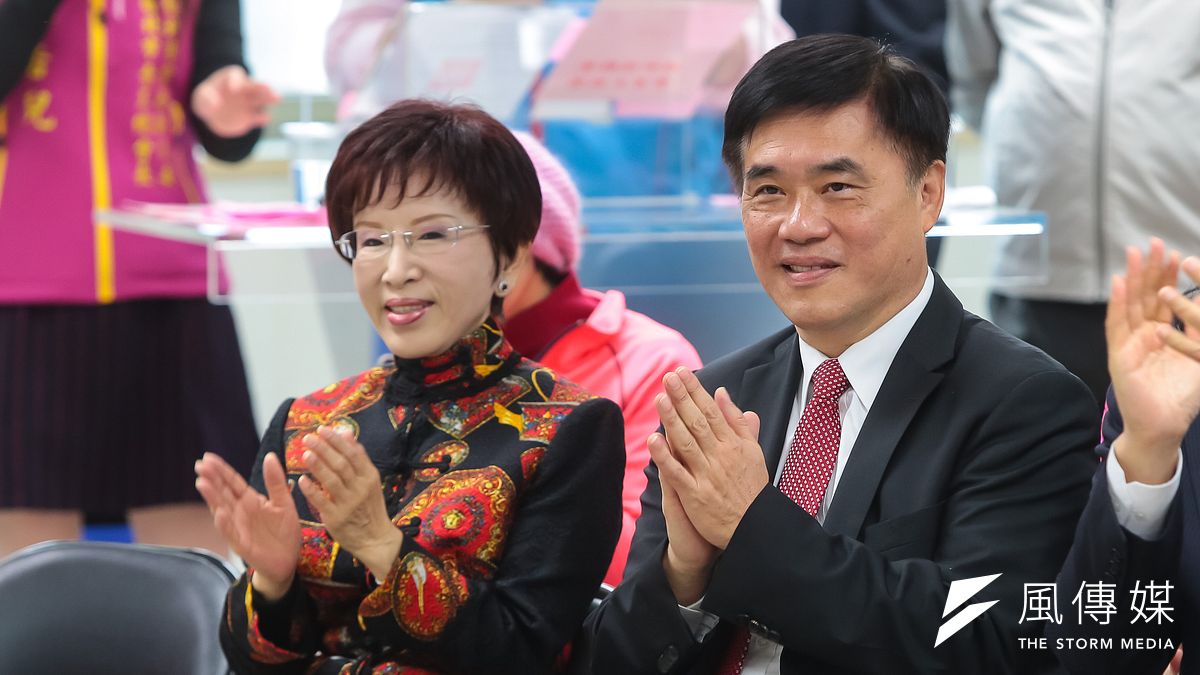 國民黨主席洪秀柱、副主席郝龍斌3日出席國民黨台北市黨部新春團拜。(顏麟宇攝) 國民黨主席洪秀柱、副主席郝龍斌3日出席國民黨台北市黨部新春團拜。(顏麟宇攝)