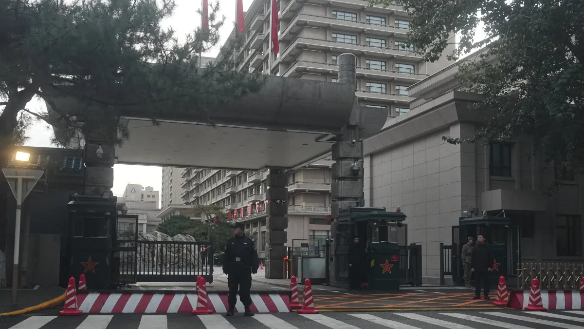 2026年10月26日,中共中央委員會在北京召開會議,維安人員在會場外站崗。(美聯社)