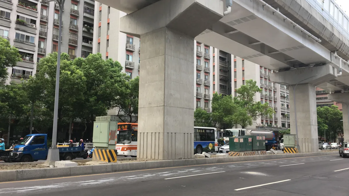 新北市交通局於今(30)日召開的7月份道安大會表示,環狀線第一階段車站串連高鐵、台鐵及台北捷運松山新店線、中和新蘆線、板南線及桃園機場捷運,讓居住於新店、中和、板橋及新莊等地區的民眾將可大幅節省通勤時間約20分鐘。 (圖/新北市交通局提供)