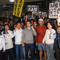 台北市長蔣萬安(中央)が17日に台北地検前で抗議し、内閣不信任案を呼びかけた。(資料写真、顔麟宇撮影) 台北市長蔣萬安(中央)が17日に台北地検前で抗議し、内閣不信任案を呼びかけた。(資料写真、顔麟宇撮影)