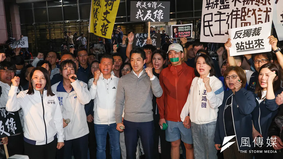 台北市長蔣萬安(中央)が17日に台北地検前で抗議し、内閣不信任案を呼びかけた。(資料写真、顔麟宇撮影) 台北市長蔣萬安(中央)が17日に台北地検前で抗議し、内閣不信任案を呼びかけた。(資料写真、顔麟宇撮影)