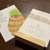 桃園市副市長蘇俊賓手繪 2026 年「桃園小秘境」月曆。(圖/翻攝自蘇俊賓臉書) 桃園市副市長蘇俊賓手繪 2026 年「桃園小秘境」月曆。(圖/翻攝自蘇俊賓臉書)