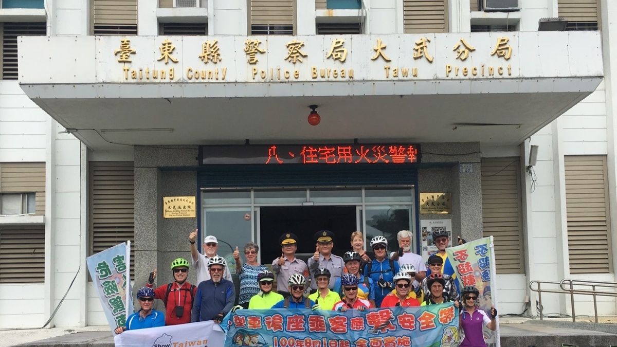 外國遊客單車環島 讚台灣人情味濃 外國遊客單車環島 讚台灣人情味濃