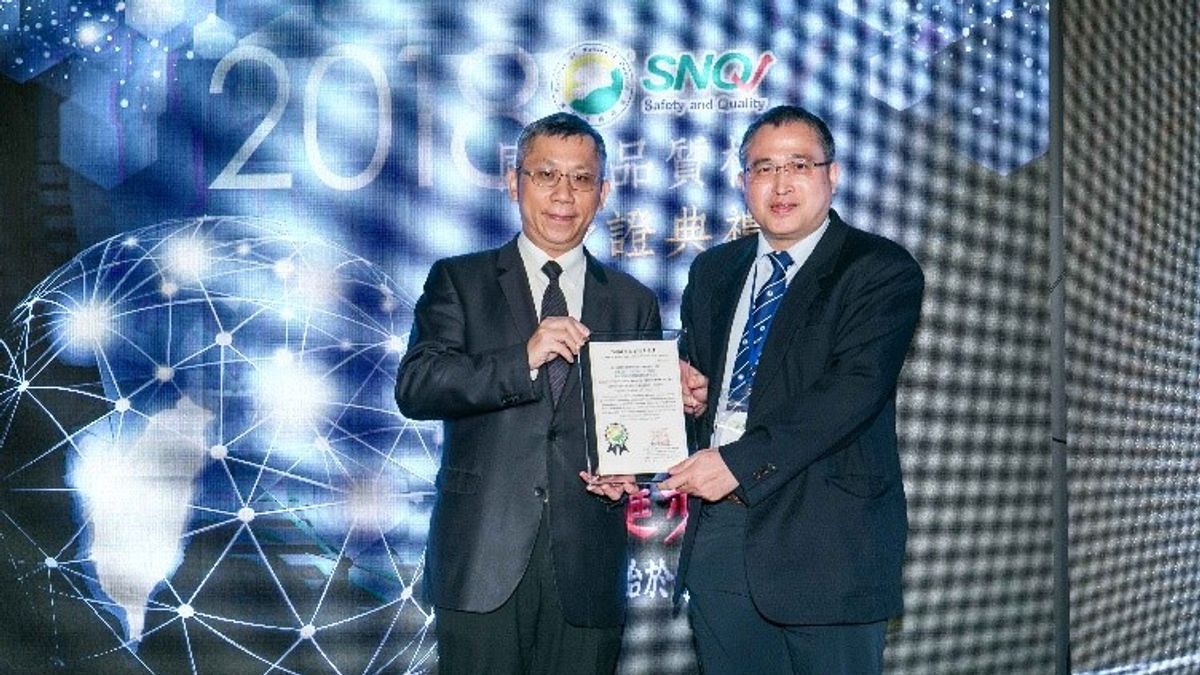 台大新竹分院胸腔外科主任柯煥章(右)代表團隊領受SNQ標章榮耀。(圖/台大新竹分院提供) 台大新竹分院胸腔外科主任柯煥章(右)代表團隊領受SNQ標章榮耀。(圖/台大新竹分院提供)