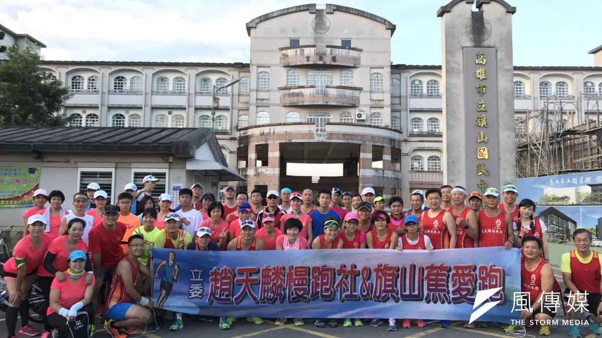 民進黨立委趙天麟2日與高雄在地慢跑隊伍共同進行團練。(圖/劉蔚方攝)