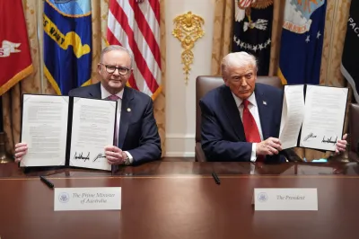 2025年10月20日。美國總統川普(Donald Trump,右)和澳洲總理艾班尼斯(Anthony Albanese)斯在華盛頓白宮內閣辦公室簽署一份關於關鍵礦物的協議。(AP)