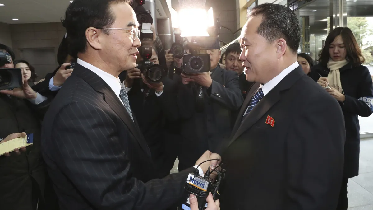 南韓統一部長趙明均(左)和北韓祖國和平統一委員會委員長李善權,9日在板門店的和平之家見面。(美聯社)