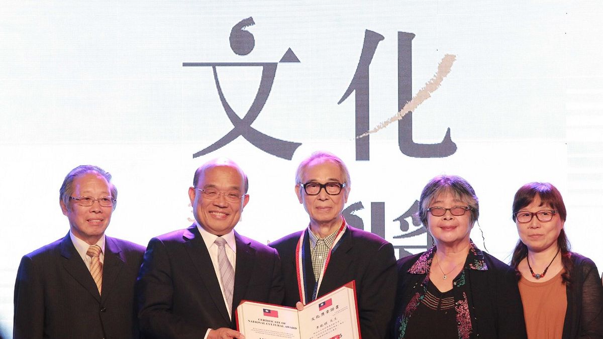 行政院長蘇貞昌頒發行政院文化獎給作家李喬(右三)、左一為引言人彭瑞 。(文化部提供) 行政院長蘇貞昌頒發行政院文化獎給作家李喬(右三)、左一為引言人彭瑞 。(文化部提供)