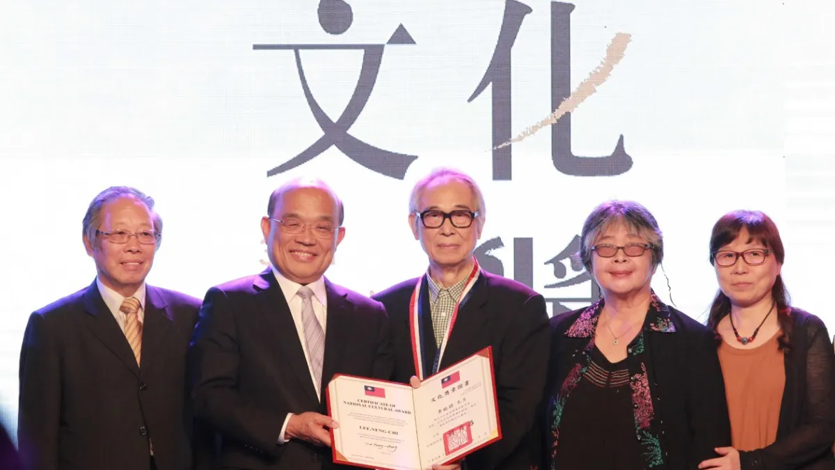 行政院長蘇貞昌頒發行政院文化獎給作家李喬(右三)、左一為引言人彭瑞 。(文化部提供)