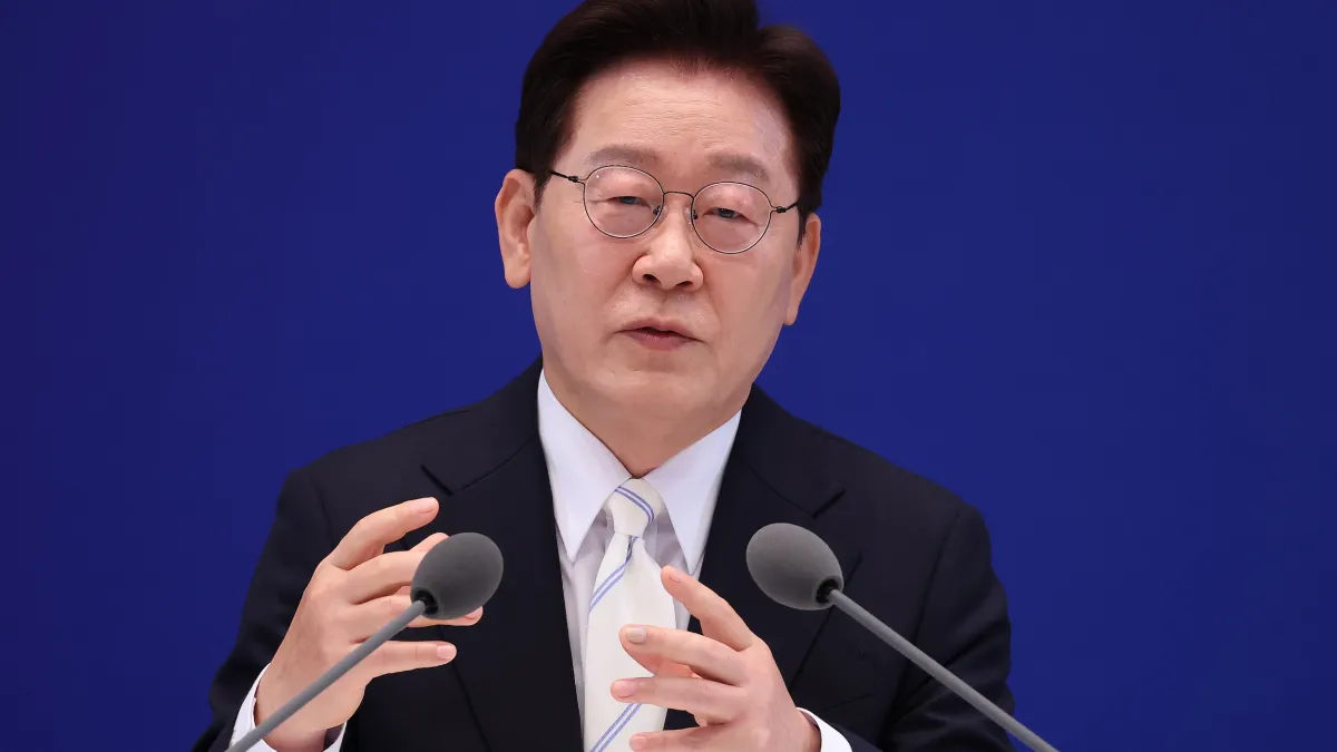 韓國總統李在明與韓國兩大半導體龍頭企業三星、SK海力士的董事長共同發表聲明。(資料照,美聯社)