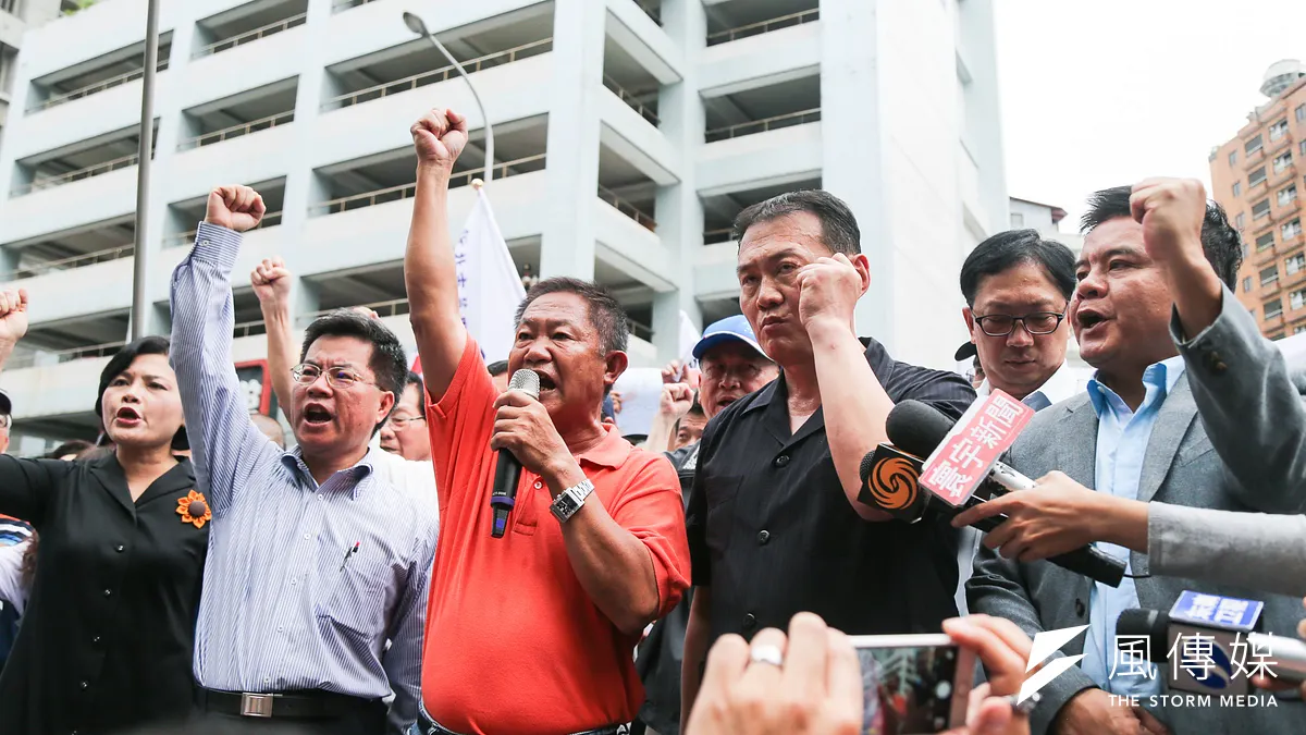 「東聖吉16號」在「沖之鳥礁」遭日本違法扣押並強索保證金事件,漁民到日本交流協會抗議(陳明仁攝) 「東聖吉16號」在「沖之鳥礁」遭日本違法扣押並強索保證金事件,漁民到日本交流協會抗議(陳明仁攝)