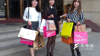 高雄市政府觀光局以公開徵求方式,分為「食品類」及「文創商品類」,透過專業評審及網路票選,選出最佳10名。(圖/徐炳文攝)