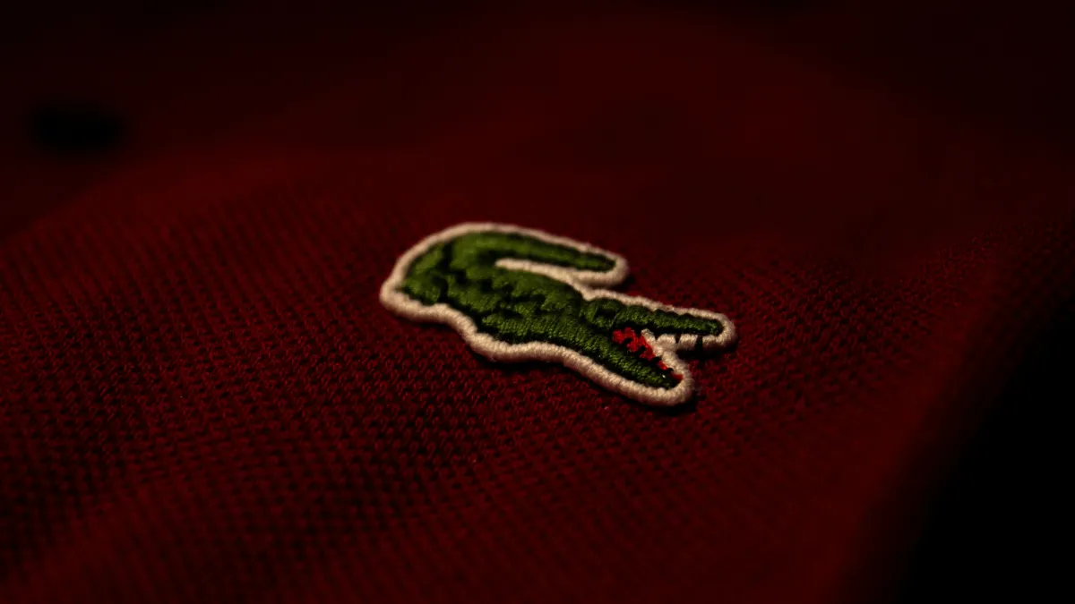 提到 Lacoste,許多人第一個想到的,可能不是品牌名稱,而是胸前那隻張著嘴的綠色鱷魚。(圖/取自unsplash)
