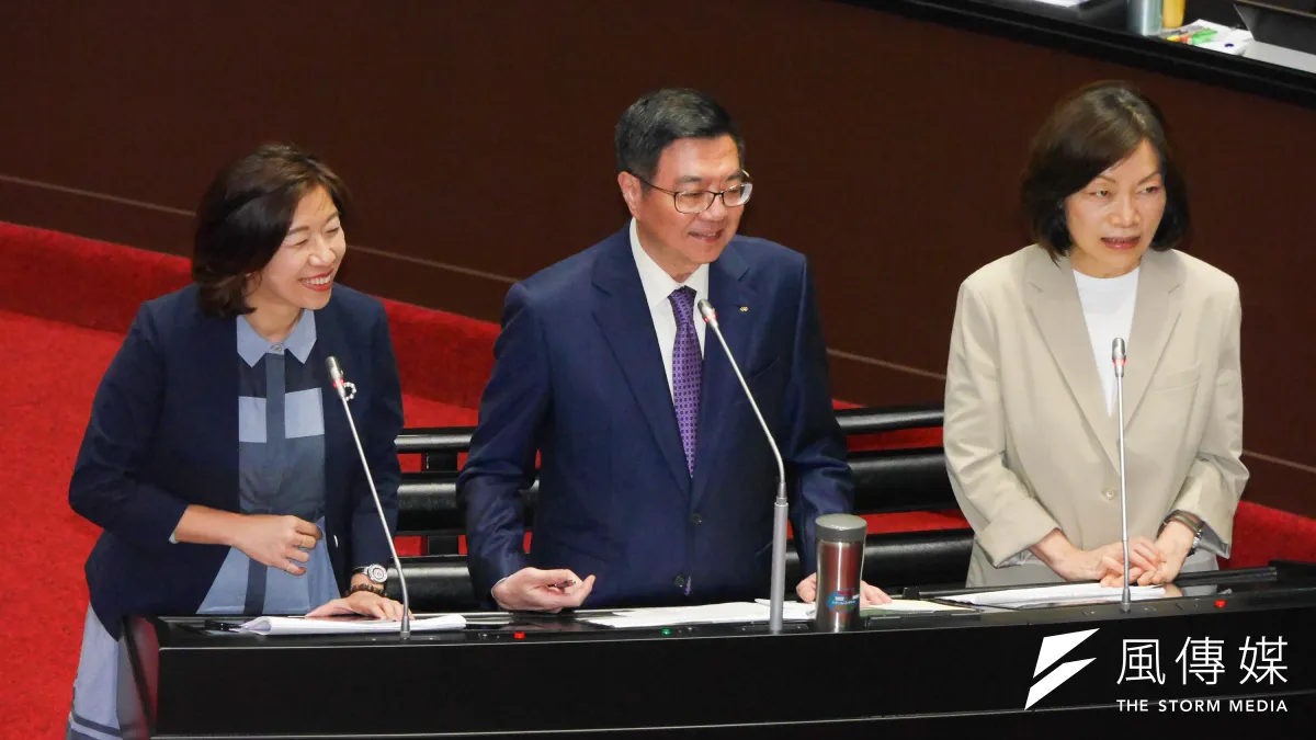 行政院長卓榮泰(中)出席立院備詢,左為衛福部林靜儀次長,右為勞動部長何佩珊。(蔡親傑攝)