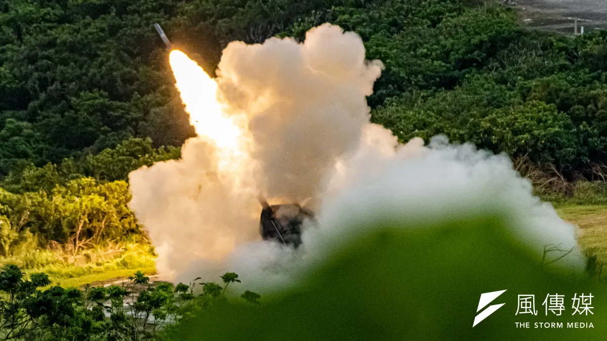 中國發動的「正義使命-2025」圍台軍演,特別點名鎖定海馬士(HIMARS)多管火箭系統攻擊。圖為台灣屏東九鵬基地海馬士射擊畫面。(劉偉宏攝)