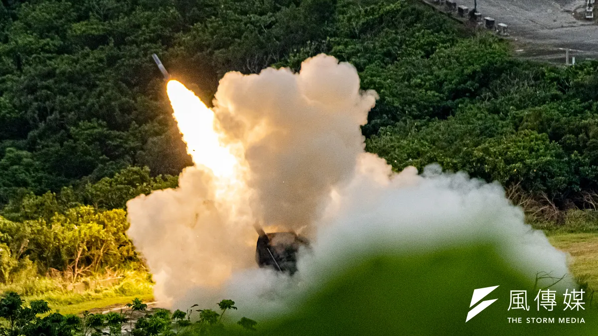 台灣軍購不易,軍中有位經手軍購26年的大將軍。圖為屏東九鵬基地採訪海馬士(HIMARS)多管火箭系統射擊。(劉偉宏攝)