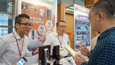 新北產經大學財經公關學院成果發表暨交流會,總計邀集30家企業設攤展示,現場互動熱絡。(圖/新北市經發局提供)