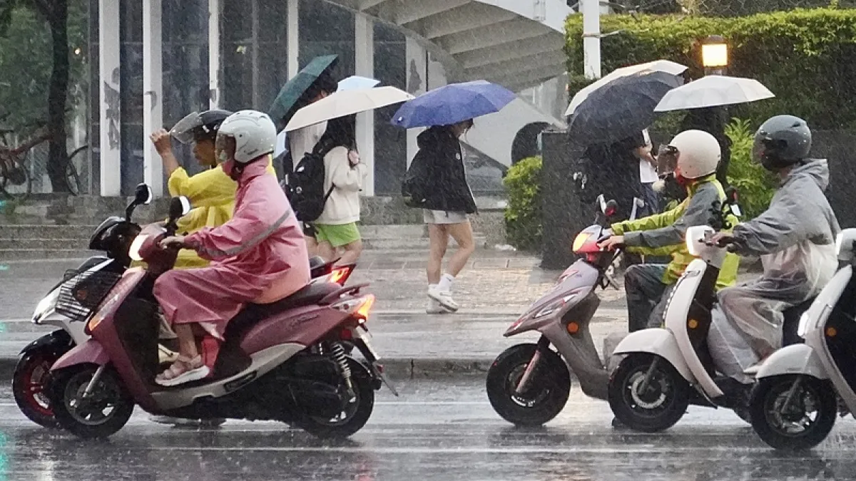 微型電動二輪車租賃新制即日生效!業者租借前須教導操作否則最高罰1200元,並應揭示強制險投保資訊。(示意圖/中央社)