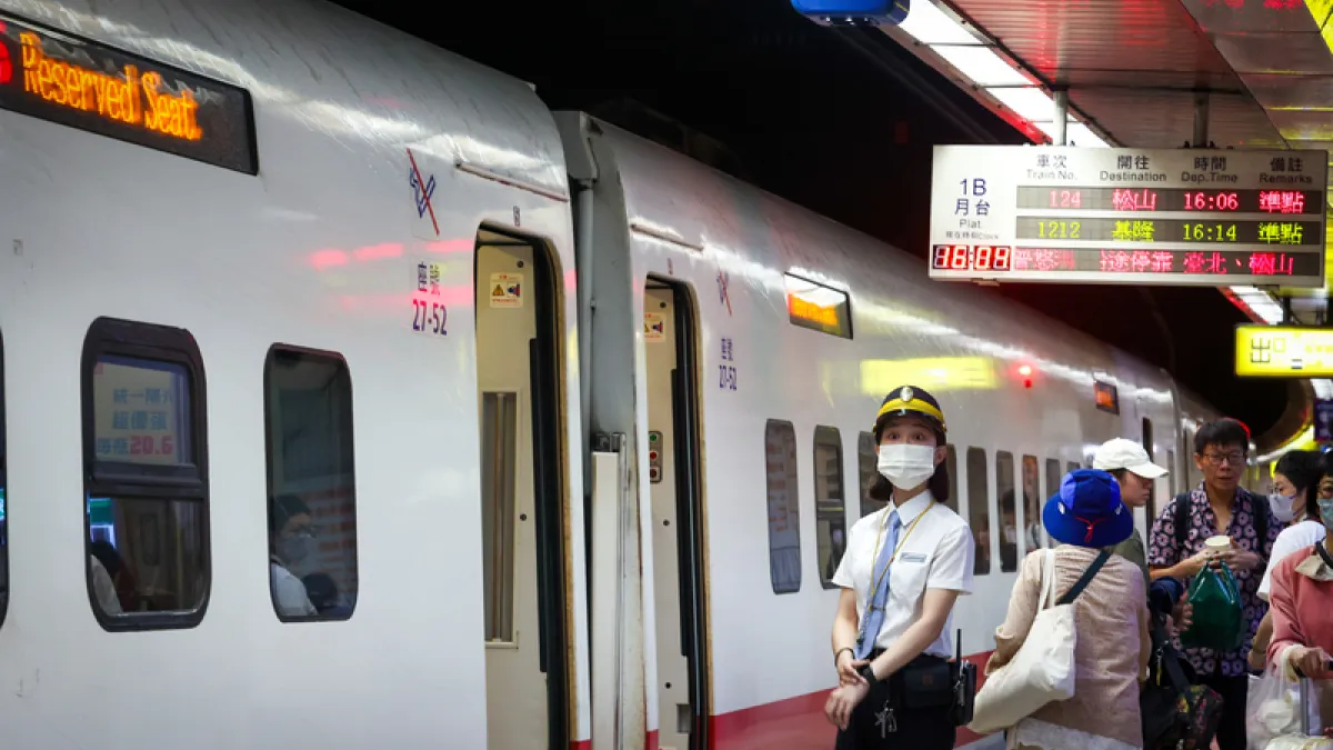 台鐵敬老票怎麼買最划算?TR-PASS周遊券、敬老卡優惠與使用限制一次看。(圖/中央社記者王騰毅攝)