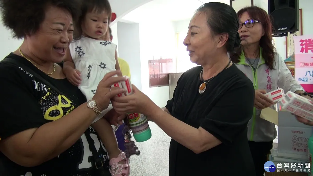 示範颱風過後居家清潔 張花冠化身老師親自宣導 示範颱風過後居家清潔 張花冠化身老師親自宣導