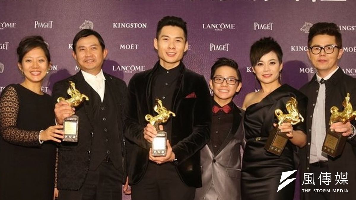 最佳劇情片大獎《爸媽不在家》導演陳哲藝(左三)喜出望外。 最佳劇情片大獎《爸媽不在家》導演陳哲藝(左三)喜出望外。