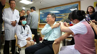 台北市長柯文哲(中)赴往北市仁愛醫院施打流感疫苗,更呼籲設籍於台北市且年滿65以上的長者,若還沒施打肺炎鏈球菌疫苗,在接種流感疫苗時,也順便打一針肺炎鏈球菌疫苗。(取自北市府官網)