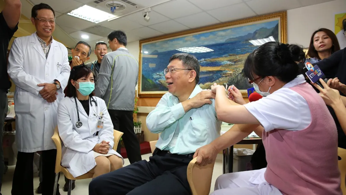 台北市長柯文哲(中)赴往北市仁愛醫院施打流感疫苗,更呼籲設籍於台北市且年滿65以上的長者,若還沒施打肺炎鏈球菌疫苗,在接種流感疫苗時,也順便打一針肺炎鏈球菌疫苗。(取自北市府官網)