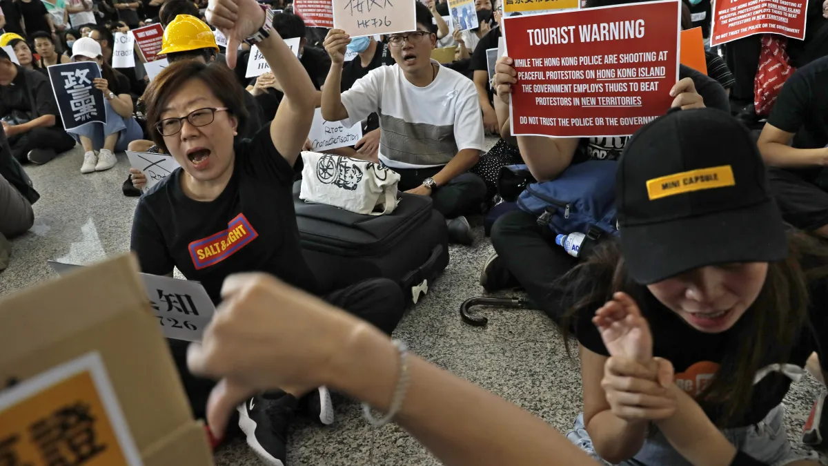 2019年7月26日,香港空勤人員總工會在香港國際機場集會力挺反送中(AP)