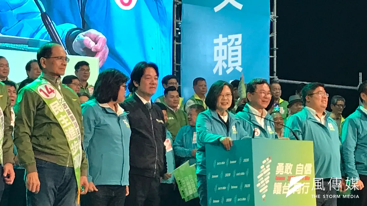 民進黨6日晚間在嘉義市立棒球場外停車場舉辦造勢晚會,現場在總統蔡英文、副總統候選人賴清德到場時達到高潮。(黃信維攝)