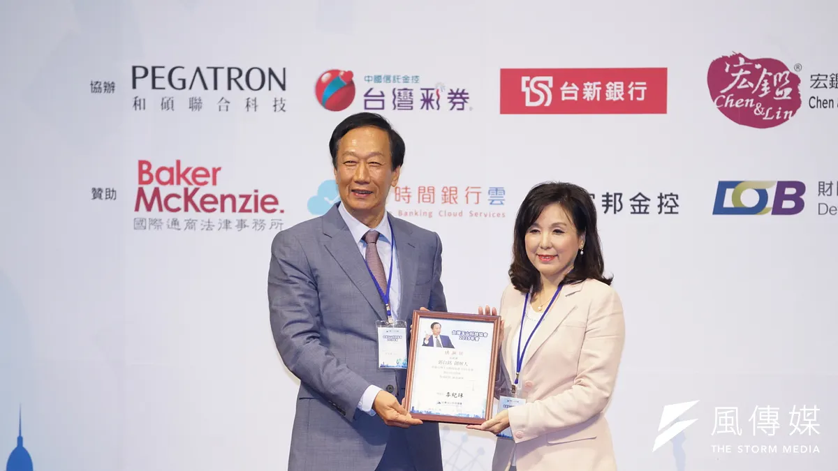 玉山科技協會理事長李紀珠(右)出席玉山科技協會2019年會,她表示,美中貿易戰以來,科技已經逐漸成為國家之間競爭時所使用的武器。(盧逸峰攝)