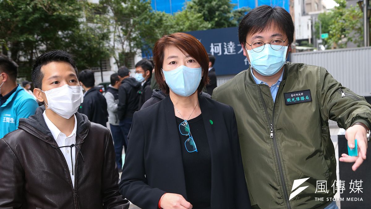 台北市副市長黃珊珊(中)25日視察防疫旅館,受訪時針對口罩販賣機相關議題進行說明。(顏麟宇攝) 台北市副市長黃珊珊(中)25日視察防疫旅館,受訪時針對口罩販賣機相關議題進行說明。(顏麟宇攝)