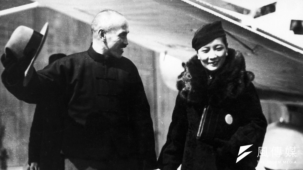 蔣介石與宋美齡攜手度過艱難歲月,從北伐、中原大戰、抗戰、內戰到遷台,蔣宋感情因憂患不斷而歷久彌篤。圖為1936年12月,宋美齡冒險飛去西安營救丈夫。(麥田出版提供,圖像來源:Alamy) 蔣介石與宋美齡攜手度過艱難歲月,從北伐、中原大戰、抗戰、內戰到遷台,蔣宋感情因憂患不斷而歷久彌篤。圖為1936年12月,宋美齡冒險飛去西安營救丈夫。(麥田出版提供,圖像來源:Alamy)