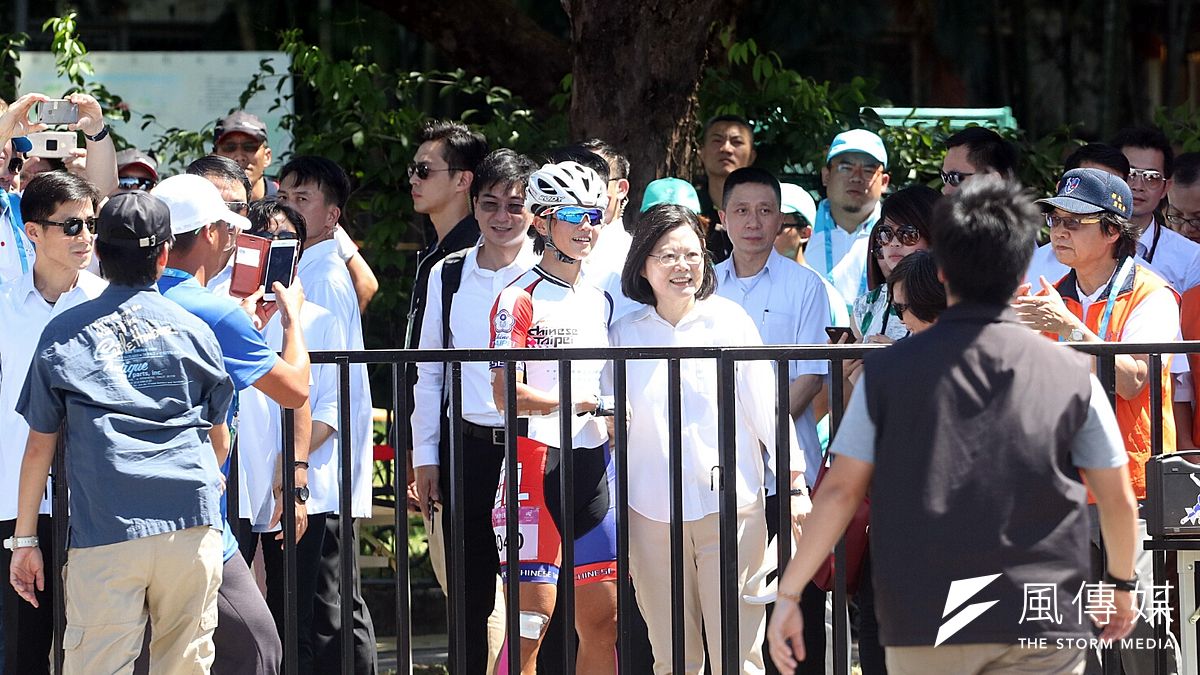 「台灣英雄大遊行」由於適逢蔡英文總統國曆生日,網路不斷有人質疑是要替蔡慶生,蔡幕僚則說明,會擇定今天,一來部分世大運選手已出國,且今天中午就有選手慶功宴,以選手方便為最優先考量。圖為蔡英文日前觀看滑輪溜冰馬拉松賽事。(資料照,蘇仲泓攝) 「台灣英雄大遊行」由於適逢蔡英文總統國曆生日,網路不斷有人質疑是要替蔡慶生,蔡幕僚則說明,會擇定今天,一來部分世大運選手已出國,且今天中午就有選手慶功宴,以選手方便為最優先考量。圖為蔡英文日前觀看滑輪溜冰馬拉松賽事。(資料照,蘇仲泓攝)