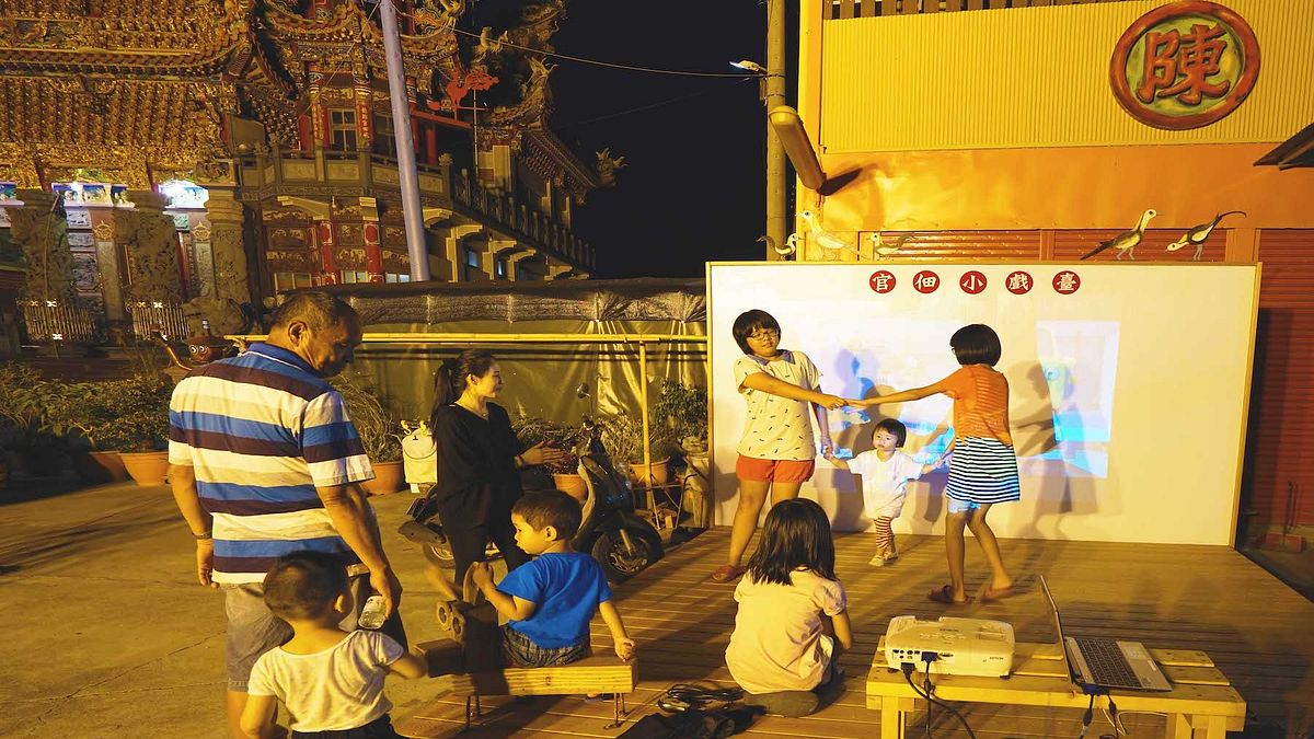 「官佃真厝味」 官田鄉親相揪大廟庭看電影 「官佃真厝味」 官田鄉親相揪大廟庭看電影