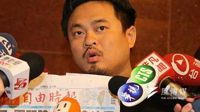 國民黨籍委員陳淑慧則以「立法院議事規則第61條」,禁止綠盟副秘書長洪申翰到場旁聽,遭綠營立委痛批「黑箱委員會」。(吳逸驊攝)