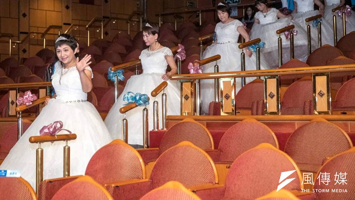 乳癌病友穿著白紗禮服,在郵輪上走秀。(圖/張毅攝) 乳癌病友穿著白紗禮服,在郵輪上走秀。(圖/張毅攝)